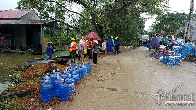 Vỡ đê Chương Mỹ: Người Hà Nội rửa bát, tắm giặt bằng nước lũ-22