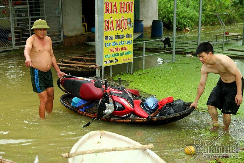 Vỡ đê Chương Mỹ: Người Hà Nội rửa bát, tắm giặt bằng nước lũ-20