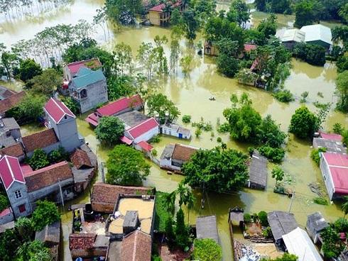 Vỡ đê Chương Mỹ: Người Hà Nội rửa bát, tắm giặt bằng nước lũ