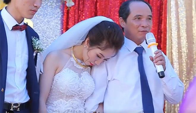 Cảm động clip người cha âm thầm dõi theo con gái về nhà chồng-1