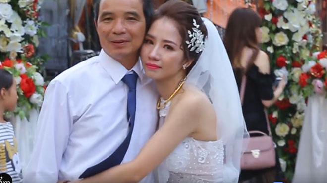 Cảm động clip người cha âm thầm dõi theo con gái về nhà chồng-2