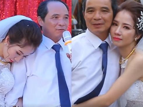 Cảm động clip người cha âm thầm dõi theo con gái về nhà chồng
