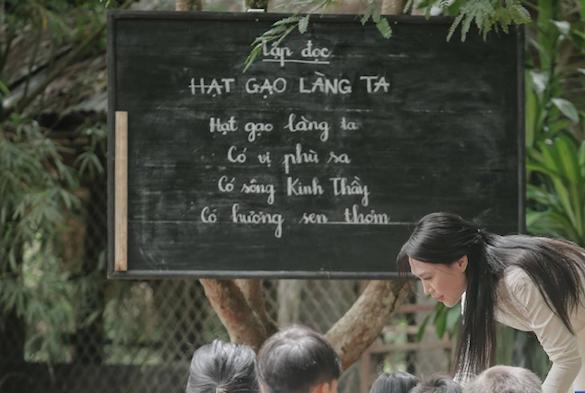 Không chỉ xào rau muống cháy, cô giáo Mỹ Tâm còn dạy thơ sai trong hit mới Đừng hỏi em-1