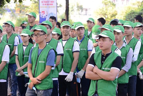 SV ĐH Sư phạm kỹ thuật TP.HCM làm sạch môi trường-1