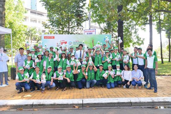 SV ĐH Sư phạm kỹ thuật TP.HCM làm sạch môi trường-4