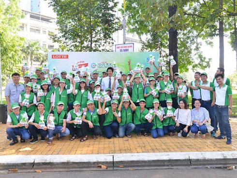 SV ĐH Sư phạm kỹ thuật TP.HCM làm sạch môi trường