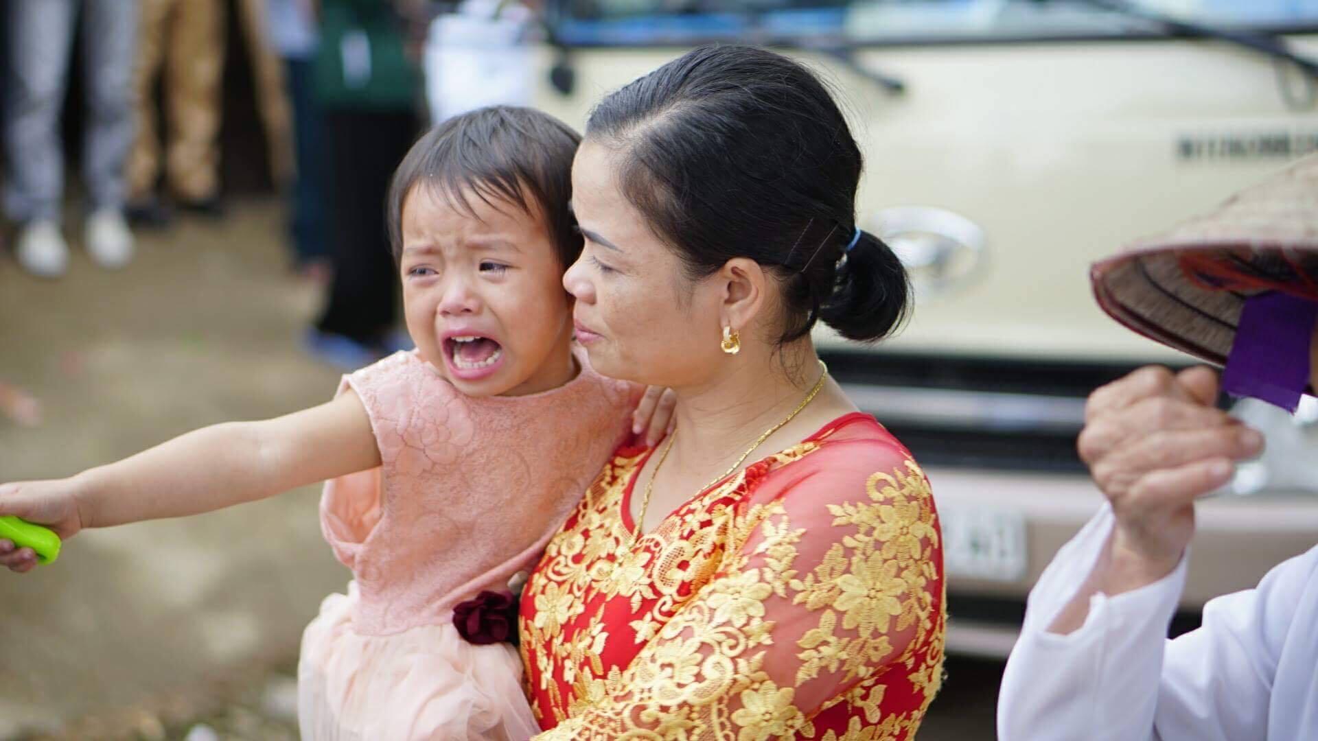 Em gái khóc nức nở trong ngày chị đi lấy chồng gây bão mạng: Chị lấy chồng em ngủ với ai?-2