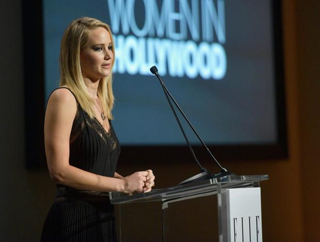 Jennifer Lawrence từng bị ép chụp ảnh nude tập thể và gạ tình-1