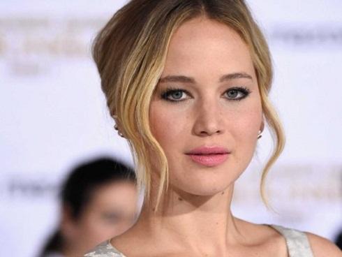 Jennifer Lawrence từng bị ép chụp ảnh nude tập thể và gạ tình