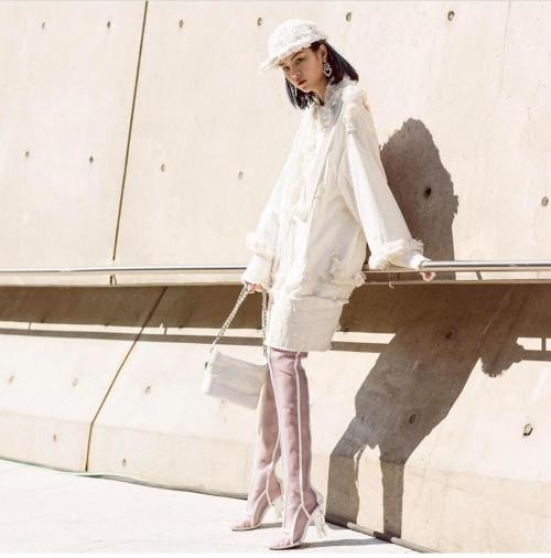 Ngày đầu Seoul Fashion Week: Tín đồ sành mốt chơi màu đơn sắc, hút vạn ánh nhìn!-1