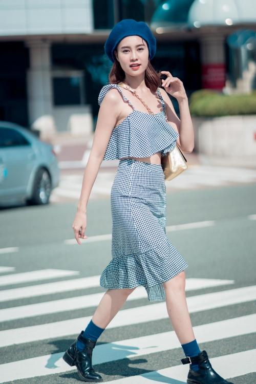 Ngày đầu Seoul Fashion Week: Tín đồ sành mốt chơi màu đơn sắc, hút vạn ánh nhìn!-3