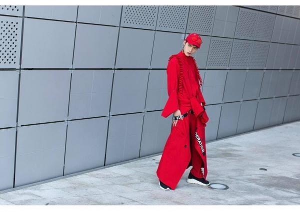 Ngày đầu Seoul Fashion Week: Tín đồ sành mốt chơi màu đơn sắc, hút vạn ánh nhìn!-5