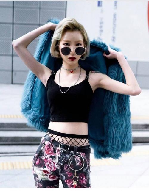 Ngày đầu Seoul Fashion Week: Tín đồ sành mốt chơi màu đơn sắc, hút vạn ánh nhìn!-6