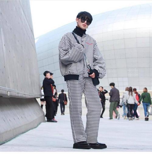 Ngày đầu Seoul Fashion Week: Tín đồ sành mốt chơi màu đơn sắc, hút vạn ánh nhìn!-7