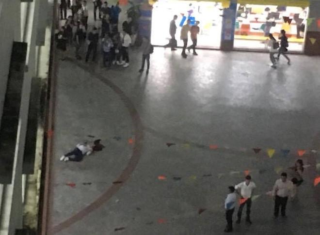 Nam sinh tử vong trong sân trường nghi bị bê tông rơi trúng đầu-2