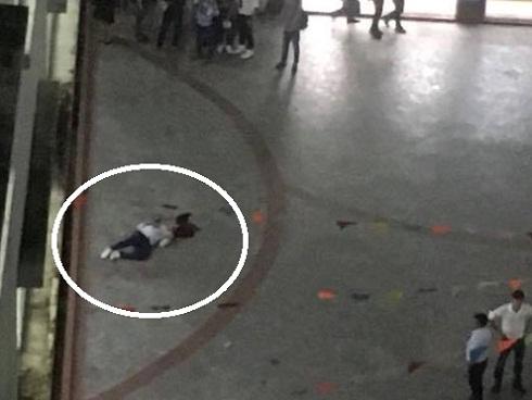 Nam sinh tử vong trong sân trường nghi bị bê tông rơi trúng đầu