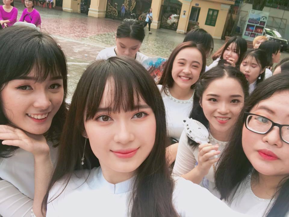 Quên hot boy cầm cờ đi, giờ hot girl chào cờ mới đang làm chao đảo cộng đồng mạng-2