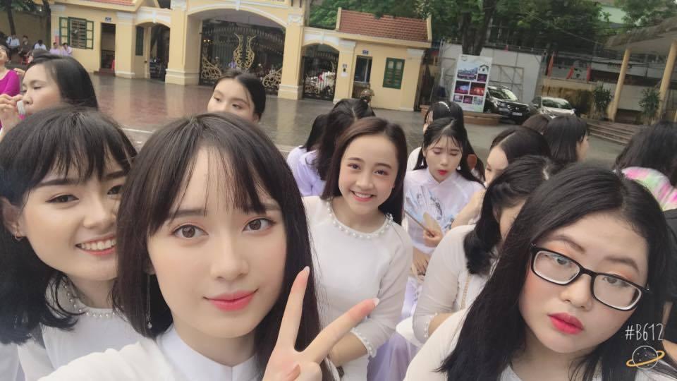 Quên hot boy cầm cờ đi, giờ hot girl chào cờ mới đang làm chao đảo cộng đồng mạng-3