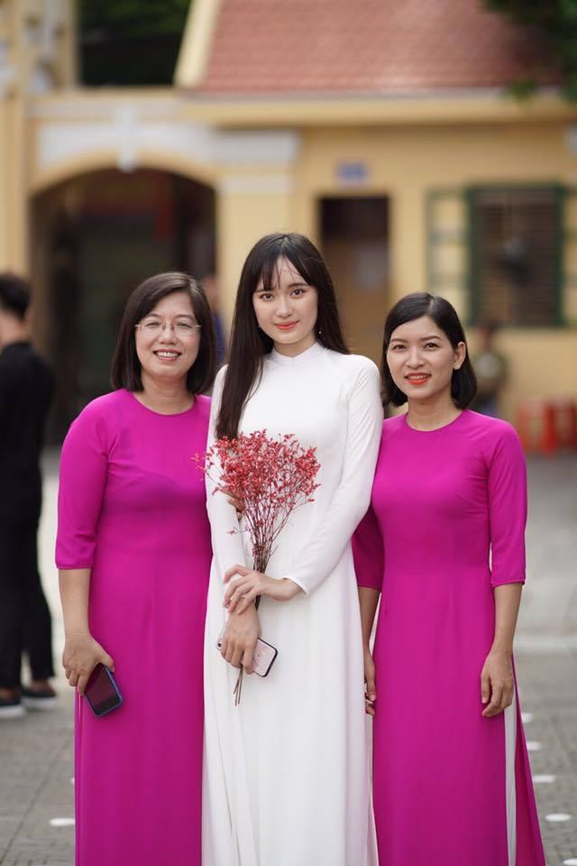 Quên hot boy cầm cờ đi, giờ hot girl chào cờ mới đang làm chao đảo cộng đồng mạng-4