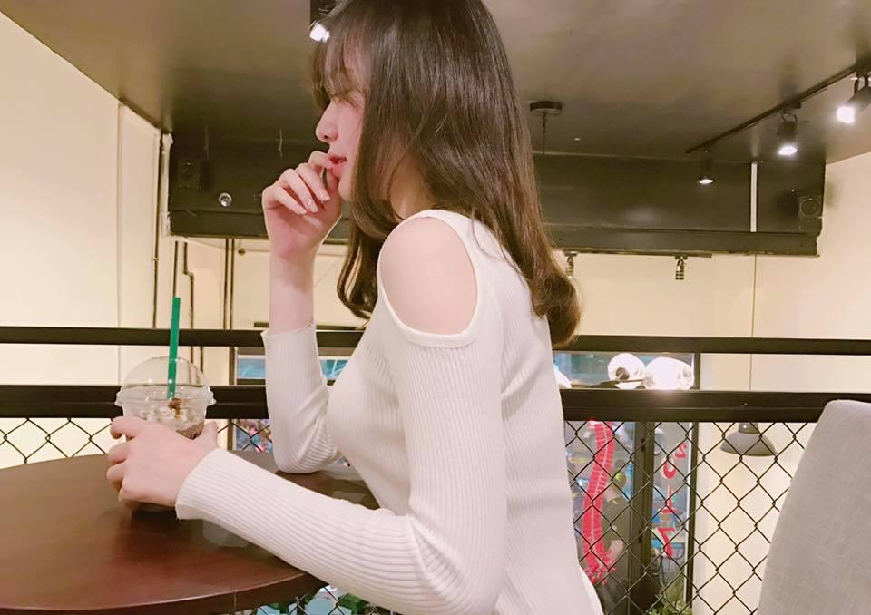 Quên hot boy cầm cờ đi, giờ hot girl chào cờ mới đang làm chao đảo cộng đồng mạng-9