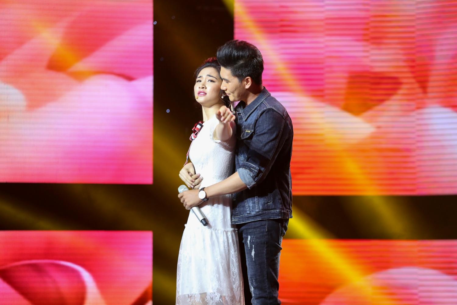 Hòa Minzy nổi máu mê trai, lao lên sân khấu nắm tay khách mời-1