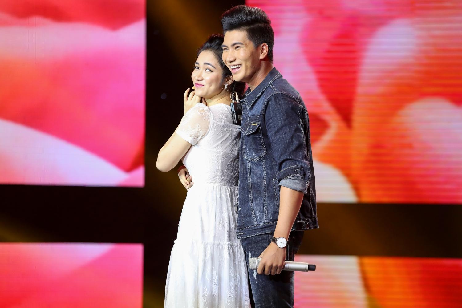 Hòa Minzy nổi máu mê trai, lao lên sân khấu nắm tay khách mời-2