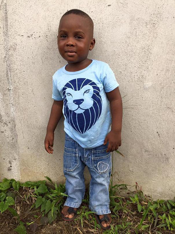 Cậu bé châu Phi gầy trơ xương bị bố mẹ bỏ đói cách đây 1 năm giờ ra sao?-4