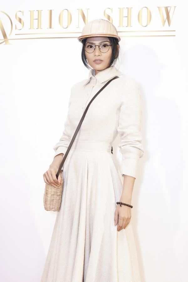 Phi Thanh Vân khoe ngực phản cảm, Chi Pu make-up ma quái lọt top sao mặc xấu tuần này-9