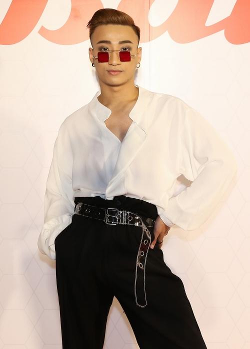 Phi Thanh Vân khoe ngực phản cảm, Chi Pu make-up ma quái lọt top sao mặc xấu tuần này-1