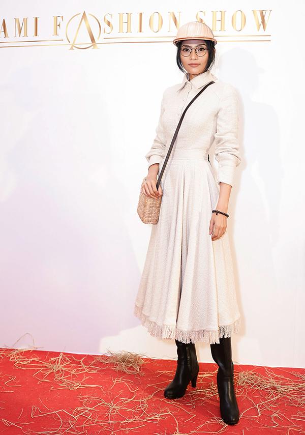 Phi Thanh Vân khoe ngực phản cảm, Chi Pu make-up ma quái lọt top sao mặc xấu tuần này-10