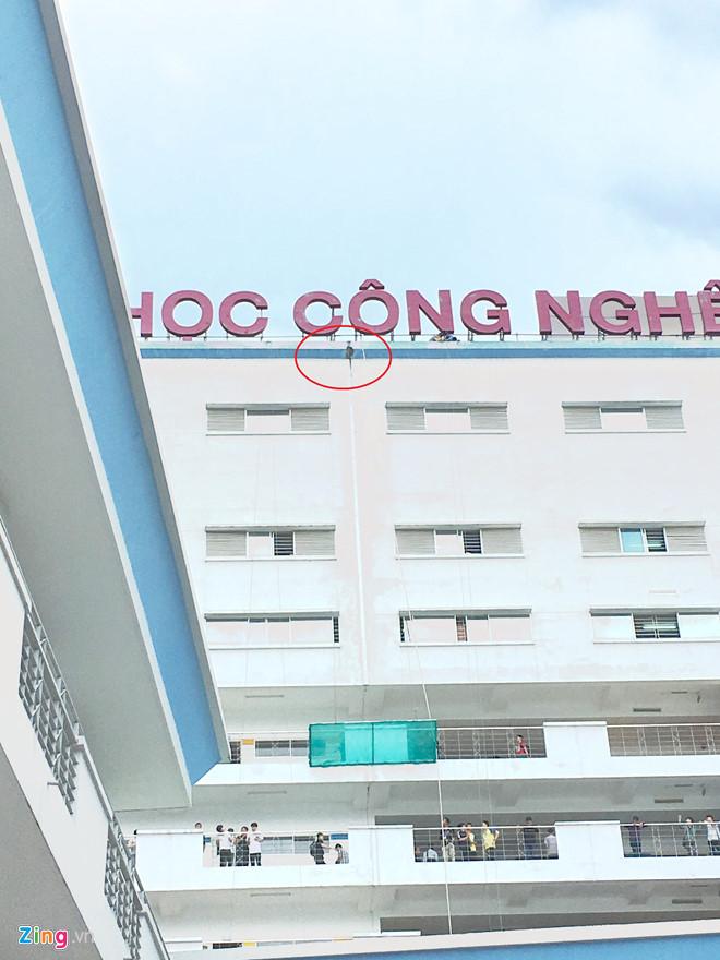 Đại học Hutech lắp lưới bảo hộ tạm thời, ngăn bê tông tiếp tục gây tai nạn-3