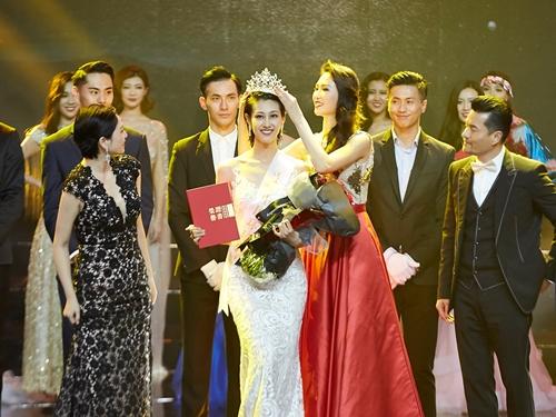 Chân dài tuổi U30 thành 'Hoa hậu Hoàn vũ Trung Quốc' nhờ ứng xử lạ