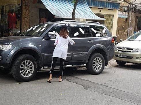 Chủ xe cho biết lý do bị cô gái dán băng vệ sinh kín xế hộp khi đỗ trước cửa hàng ở Hà Nội-5