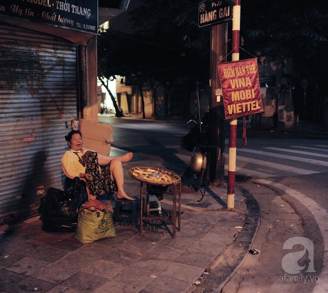 Theo chân những phụ nữ Việt vất vả mưu sinh trong đêm và nụ cười bừng sáng ngày lễ dành cho chính họ-1