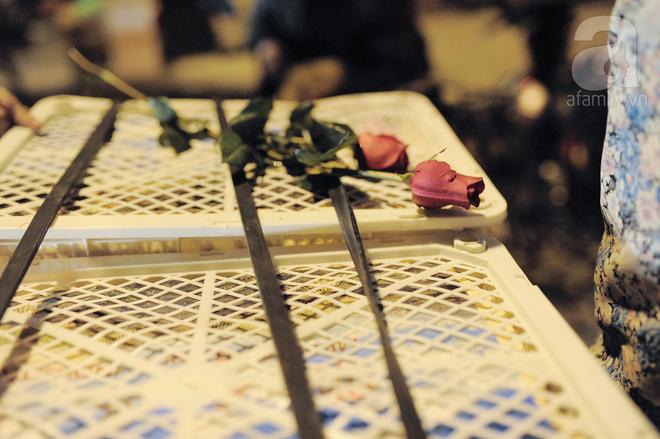 Theo chân những phụ nữ Việt vất vả mưu sinh trong đêm và nụ cười bừng sáng ngày lễ dành cho chính họ-14