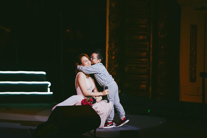 Rưng rưng hát Đừng hỏi em, Mỹ Tâm bất ngờ được fan nhí thơm má-10