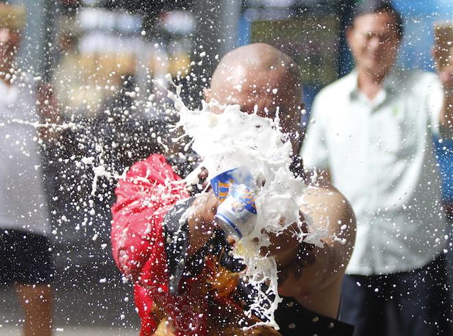 Video: Rùng mình xem bậc thầy kung-fu Việt Nam xác lập kỷ lục thế giới-3