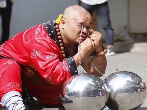 Video: Rùng mình xem bậc thầy kung-fu Việt Nam xác lập kỷ lục thế giới