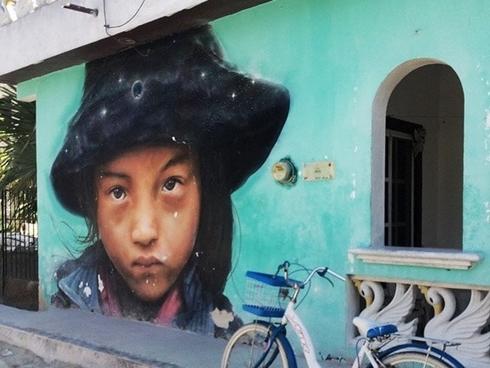 Hãi hùng du khách mạo hiểm đi trên gờ vách núi tử thần-4