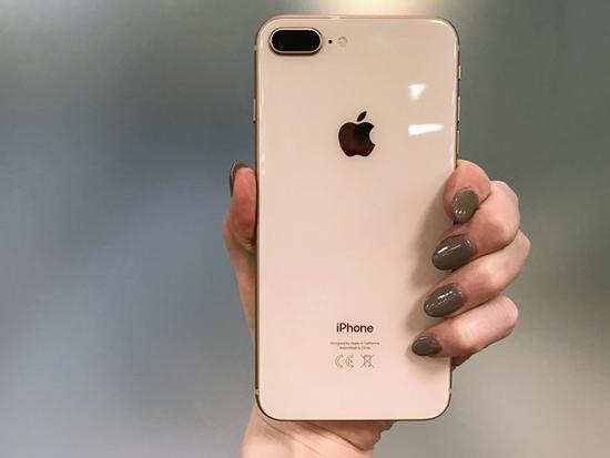 Apple cắt giảm một nửa đơn hàng iPhone 8