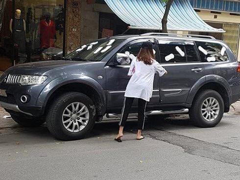 Hà Nội: Thót tim 2 thanh sắt rơi từ tòa nhà 27 tầng xuyên thủng mái nhà người dân-4