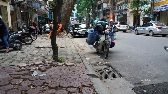 Chủ xe cho biết lý do bị cô gái dán băng vệ sinh kín xế hộp khi đỗ trước cửa hàng ở Hà Nội-4