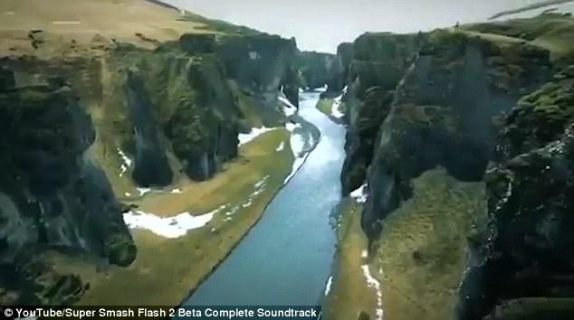 Hãi hùng du khách mạo hiểm đi trên gờ vách núi tử thần-3