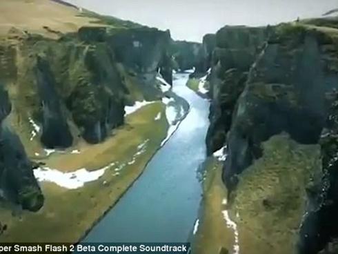 Hãi hùng du khách mạo hiểm đi trên gờ vách núi tử thần