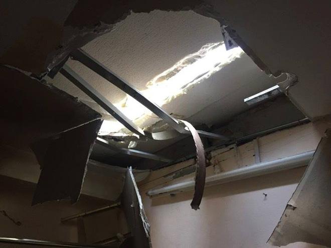 Hà Nội: Thót tim 2 thanh sắt rơi từ tòa nhà 27 tầng xuyên thủng mái nhà người dân-2