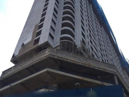 Hà Nội: Thót tim 2 thanh sắt rơi từ tòa nhà 27 tầng xuyên thủng mái nhà người dân