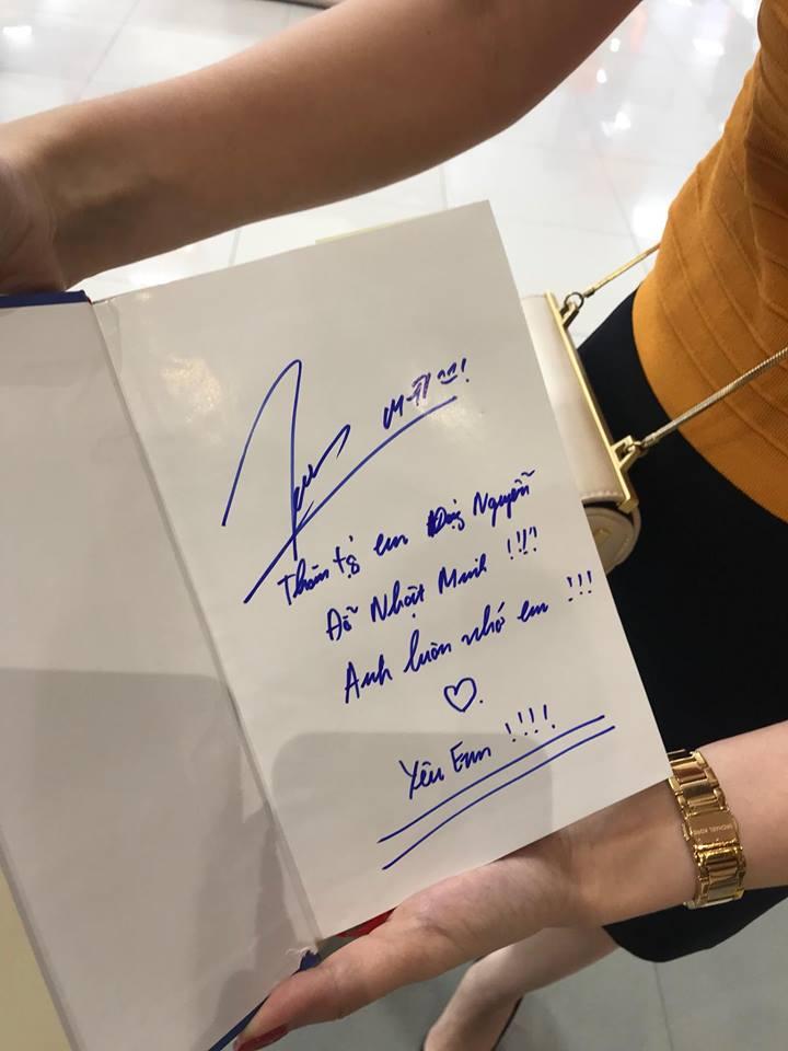 Chị gái cậu bé ung thư xin chữ ký tự truyện Sơn Tùng về đặt lên bàn thờ em trai-1