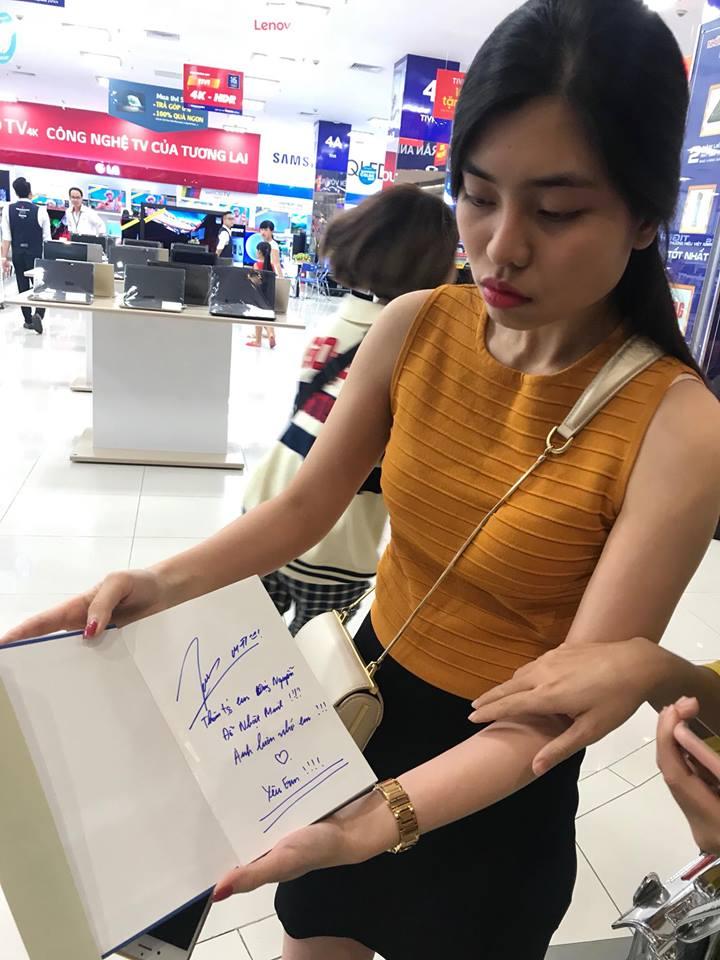 Chị gái cậu bé ung thư xin chữ ký tự truyện Sơn Tùng về đặt lên bàn thờ em trai-2