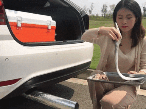 Đâu cần đến bếp, ‘thánh ăn công sở’ vẫn nấu lẩu hải sản cực ngon bằng ống thông hơi ô tô-1