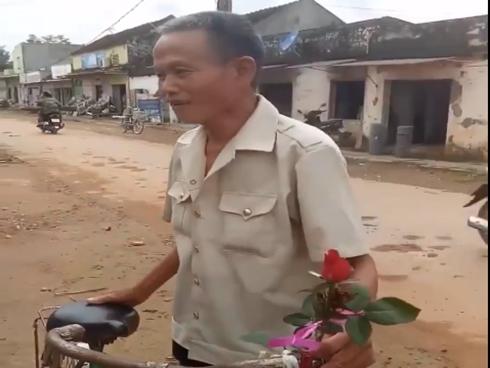 Chuyện tình thời 'ông bà anh': Cụ ông đi xe 'cà tàng' mua hoa về tặng vợ